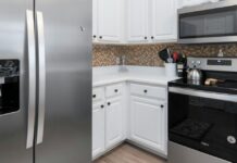 Κουζίνα Αστραφτερή: 2 Απλά Υλικά για Ντουλάπια σαν Καινούργια!