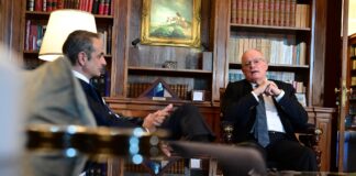 Μητσοτάκης στον Τασούλα: Ενημέρωση μετά τις κορυφαίες υπογραφές με Μακρόν