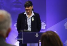 Κοβέσι: Χαμόγελα στο Φόρουμ Δελφών με αιχμηρό σχόλιο για πολιτικούς