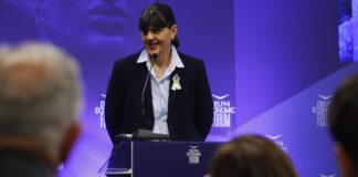 Κοβέσι: Χαμόγελα στο Φόρουμ Δελφών με αιχμηρό σχόλιο για πολιτικούς