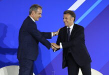 Politico: Nέα ευρωομόλογα για επενδύσεις και παράταση στην αποπληρωμή του Ταμείου Ανάκαμψης ζητούν Μακρόν και Μητσοτάκης