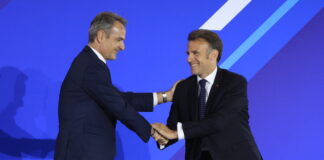 Politico: Nέα ευρωομόλογα για επενδύσεις και παράταση στην αποπληρωμή του Ταμείου Ανάκαμψης ζητούν Μακρόν και Μητσοτάκης