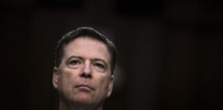 Κόμεϊ: Κατηγορίες εναντίον Τραμπ λόγω φωτογραφίας – «Πιστεύω στη Δικαιοσύνη»