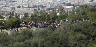 Άγρια επίθεση στον Λόφο Φιλοπάππου: Άγνωστος τραυμάτισε δύο άτομα με μεταλλική βέργα