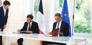 Μακρόν: «Είμαστε εδώ αν αμφισβητηθεί η κυριαρχία σας» – Συγκινητικές στιγμές από την Αθήνα