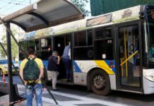 Ηλικιωμένη ξέχασε τσάντα με 30.000€ και χρυσάφι σε λεωφορείο – Επέστρεψε άθικτη