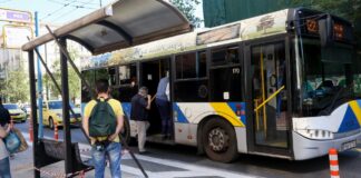 Ηλικιωμένη ξέχασε τσάντα με 30.000€ και χρυσάφι σε λεωφορείο – Επέστρεψε άθικτη