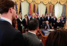 Τραμπ: Ελλάδα "πολύ υποστηρικτική" – "Φοβερός τύπος" ο Μητσοτάκης