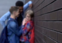 Εφηβική Βία: Πώς να Εντοπίσετε και να Αντιμετωπίσετε Συμπεριφορές