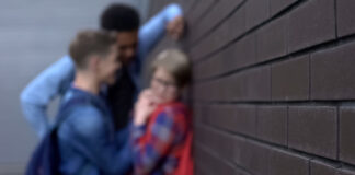 Εφηβική Βία: Πώς να Εντοπίσετε και να Αντιμετωπίσετε Συμπεριφορές