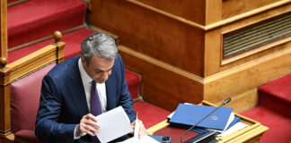 Μητσοτάκης: Οικονομικά μέτρα εν μέσω σκανδάλων και δημοσκοπικής πτώσης
