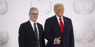 Τραμπ: Απειλή δασμών στη Βρετανία για φόρους σε τεχνολογικούς κολοσσούς