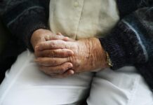 Στο Φως Παράνομος Οίκος Ευγηρίας: Ιδιοκτήτρια Συνελήφθη για Απομόνωση Ηλικιωμένων