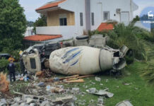 Μπετονιέρα «εισέβαλε» σε αυλή: Πώς γλίτωσαν από θαύμα οδηγός και οικογένεια