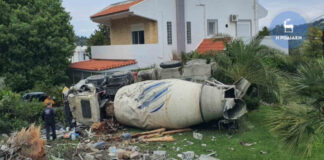 Μπετονιέρα «εισέβαλε» σε αυλή: Πώς γλίτωσαν από θαύμα οδηγός και οικογένεια