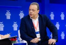 Φάμελλος στο Φόρουμ Δελφών: Επίθεση σε κυβέρνηση, θεσμούς και διεθνείς εξελίξεις