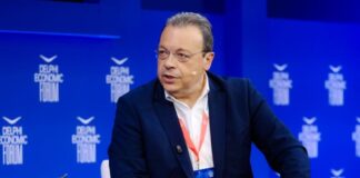 Φάμελλος στο Φόρουμ Δελφών: Επίθεση σε κυβέρνηση, θεσμούς και διεθνείς εξελίξεις