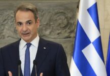 Οικονομία: «Bonjour» Μητσοτάκη vs. «Ματωμένα» Νοικοκυριά