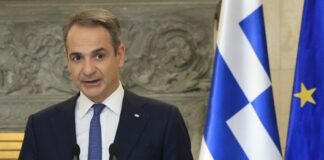 Οικονομία: «Bonjour» Μητσοτάκη vs. «Ματωμένα» Νοικοκυριά