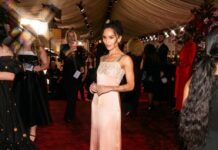 Ανοιξιάτικη Μόδα 2026: Το Νυχτικό-Φόρεμα που Κατακτά τις Βόλτες