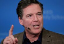 Κόμεϊ: Ποινικές κατηγορίες για φωτογραφία με κοχύλια, απειλή κατά Τραμπ;