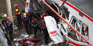 Τραγωδία τρένων στην Ινδονησία: Αυξάνεται ο αριθμός των νεκρών, δεκάδες παγιδευμένοι