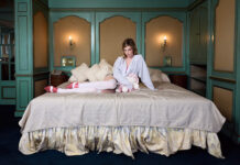 Υπερ-Θηλυκότητα: Η Σχεδιάστρια που Μιλάει στις Γυναίκες του Ψηφιακού Αιώνα