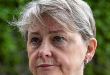 Βρετανίδα ΥΠΕΞ Διακόπτει Περιοδεία: Πολιτικές Αναταράξεις στο Λονδίνο