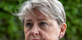 Βρετανίδα ΥΠΕΞ Διακόπτει Περιοδεία: Πολιτικές Αναταράξεις στο Λονδίνο