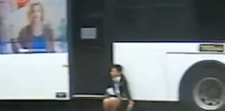 Ανατριχιαστικό περιστατικό: 12χρονος κρεμόταν από πόρτα λεωφορείου 350 μέτρα!