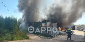 Φωτιά Καλαμάτα: Μεγάλη ανάφλεξη σε αποθήκη οικοδομικών υλικών