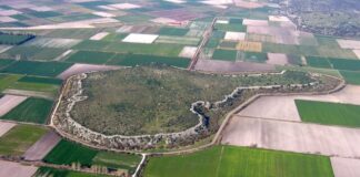 Μυκηναϊκή Ακρόπολη Γλα: Αποκαταστάσεις σε Πύλη και Τείχος Ενισχύουν την Ανάδειξή της