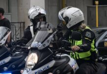 Μαζική Αστυνομική Επιχείρηση σε Μέγαρα-Νέα Πέραμο: Επτά Συλλήψεις σε Οικισμούς