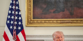 Τραμπ: Εντολή στο Ναυτικό να «εξουδετερώνει» ιρανικά σκάφη που τοποθετούν νάρκες στα Στενά