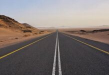 Ο εθνικός αυτοκινητόδρομος-ρεκόρ: 200+ χλμ χωρίς στροφή στην Αραβική έρημο