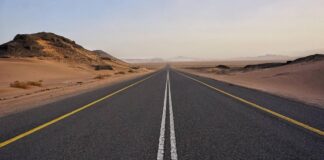Ο εθνικός αυτοκινητόδρομος-ρεκόρ: 200+ χλμ χωρίς στροφή στην Αραβική έρημο