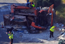 Σοβαρά προβλήματα στην Αττική: Φορτηγό ανατράπηκε στη Βουλιαγμένης – «Κόκκινος» ο Κηφισός