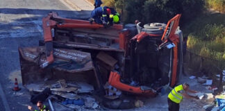 Σοβαρά προβλήματα στην Αττική: Φορτηγό ανατράπηκε στη Βουλιαγμένης – «Κόκκινος» ο Κηφισός