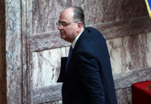 Παραιτήθηκε Μακάριος Λαζαρίδης: Σφοδρές κατηγορίες για «λάσπη» από αντιπολιτεύσεις