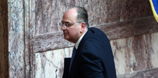 Παραιτήθηκε Μακάριος Λαζαρίδης: Σφοδρές κατηγορίες για «λάσπη» από αντιπολιτεύσεις