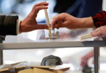 Δημοσκόπηση: Σαφή Σημάδια Αλλαγής – Πτώση ΝΔ, Άνοδος Καρυστιανού, «Βουτιά» Ζωής