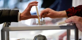 Δημοσκόπηση: Σαφή Σημάδια Αλλαγής – Πτώση ΝΔ, Άνοδος Καρυστιανού, «Βουτιά» Ζωής