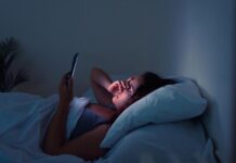 Οθόνη πριν τον ύπνο: Μυστήρια και επιπτώσεις στην ξεκούραση