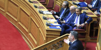 Δικομματική μάχη: ΝΔ-ΠΑΣΟΚ αναβιώνουν παλιές κόντρες για TikTok & πτυχία