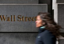 Wall Street: Πτώση με φόντο την αλματώδη άνοδο του πετρελαίου