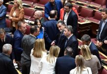 Μεταγραφικό "ντέρμπι" ΠΑΣΟΚ-ΣΥΡΙΖΑ: Τα πρόσωπα "κλειδιά" μετά την αποχώρηση Παπαδοπούλου