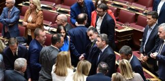 Μεταγραφικό "ντέρμπι" ΠΑΣΟΚ-ΣΥΡΙΖΑ: Τα πρόσωπα "κλειδιά" μετά την αποχώρηση Παπαδοπούλου