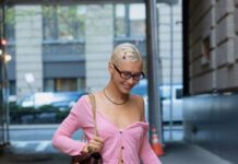 Άιρις Λο: Σορτς και τακούνια στη Νέα Υόρκη, τολμηρά vibes «Κάρι Μπράντσο»