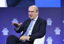 Χατζηδάκης: Η Κυβέρνηση Δεν Μειώνει ΦΠΑ – Οι Λόγοι στο Φόρουμ Δελφών