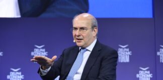 Χατζηδάκης: Η Κυβέρνηση Δεν Μειώνει ΦΠΑ – Οι Λόγοι στο Φόρουμ Δελφών